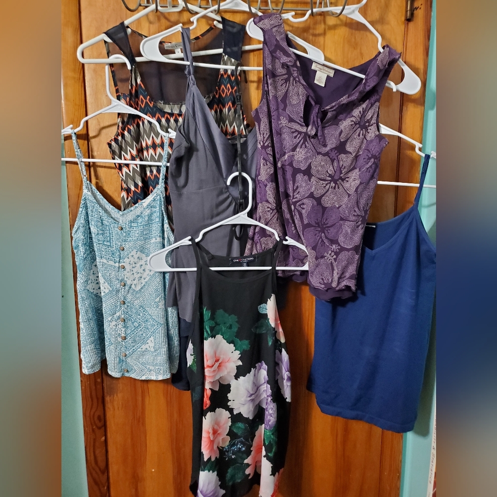Lovely One Clothing Top Plus 5 More Tops Bundle, Size: M